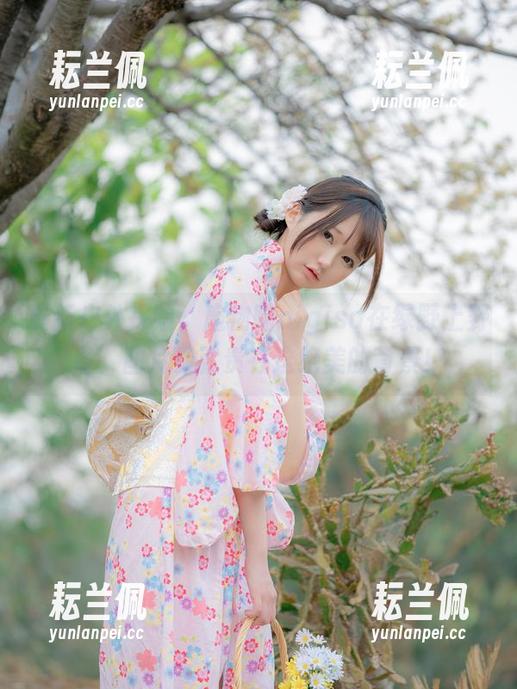 最新户外探险：魔物喵nigisa在绿野上野餐，图片贵就贵在这绝美的背景！