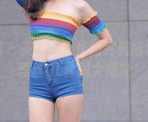 魔镜街拍 – 美丽与工作的完美结合：婷婷黑丝OL套图大揭晓