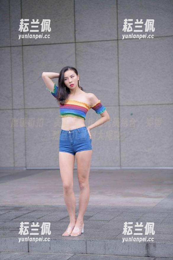 魔镜街拍 - 美丽与工作的完美结合：婷婷黑丝OL套图大揭晓