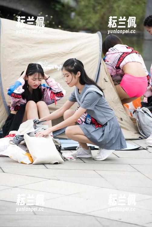 魔镜街拍 - 定制图集：白色吊带连衣裙下的婷婷，黑丝美腿也有逆天的尴尬角度