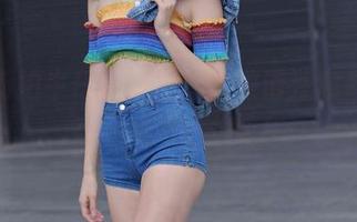 魔镜街拍牛仔热裤合集，敬请注意奇怪的直呼声频出伏笔！