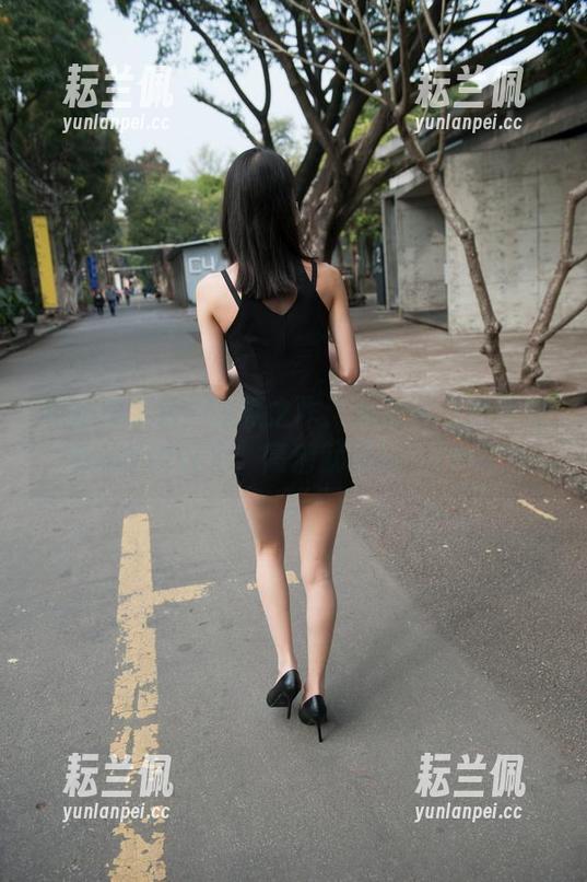 魔镜街拍新的沉默之作：连身裤与超薄肉丝的微妙升华，高清就是这么real。