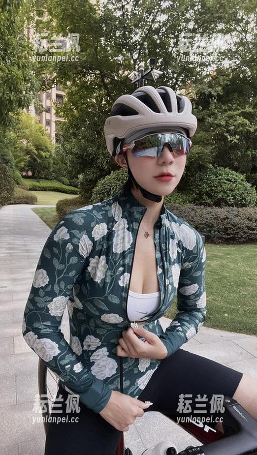 微密圈 - 鹿瑶的网袜原图，竟然让我开始买壁纸的冲动，真心不想把眼睛移开。